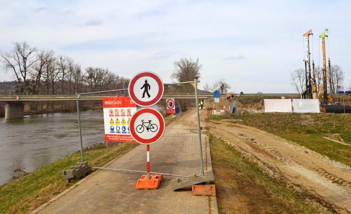 Cyklisté riskují zranění na stavbě mostu u Napajedel!