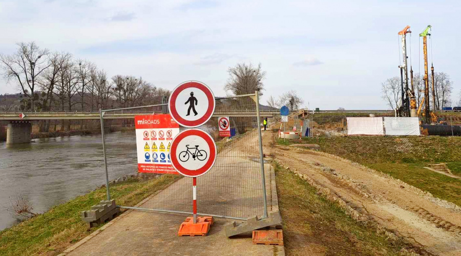 Cyklisté riskují zranění na stavbě mostu u Napajedel!